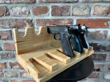 Drewniany stojak na broń krótką-1