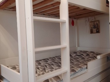 Białe drewniane łóżko piętrowe -1