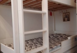 Białe drewniane łóżko piętrowe 