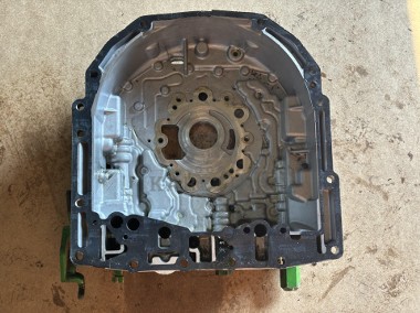 John Deere 6810, 6910 Obudowa Skrzyni Osłona Ramię R121885 R119441-1