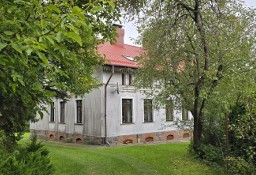 Poniemiecka posiadłość ze stajnia, zabudowaniami gospodarczymi i stawem.