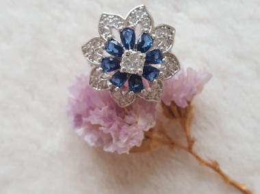 Nowy pierścionek srebrny kolor białe niebieskie cyrkonie kwiat duży -1