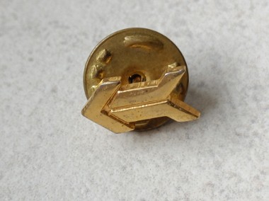 Kolkcjonerska unikatowa metalowa przypinka w kształcie logo Kverneland-1