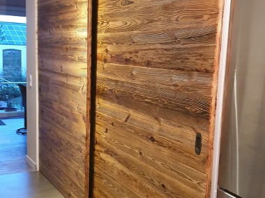 Drzwi przesuwne ze starego drewna - ekologia i styl jednocześnie - Alldeco-1