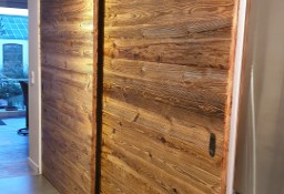Drzwi przesuwne ze starego drewna - ekologia i styl jednocześnie - Alldeco