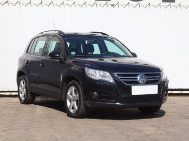 Volkswagen Tiguan , Klimatronic, Tempomat, Parktronic, Podgrzewane siedzienia-1