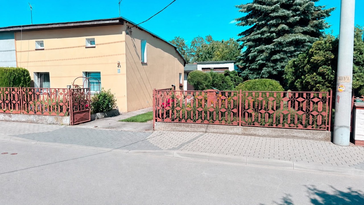 Mały dom w zabudowie bliźniaczej na atrakcyjnej działce