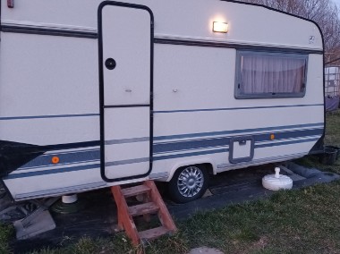 Przyczepa kempingowa-1