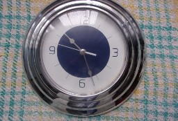 Ładny zegar w chromowanej metalowej obudowie do biura, klub