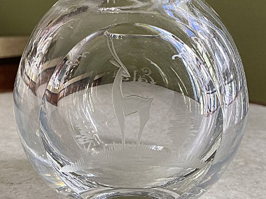 Masywny niski szklany wazonik z pamiątkowym grawerunkiem-1