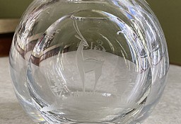 Masywny niski szklany wazonik z pamiątkowym grawerunkiem