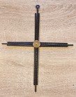 Ozdobny krzyż z drutu stalowego 