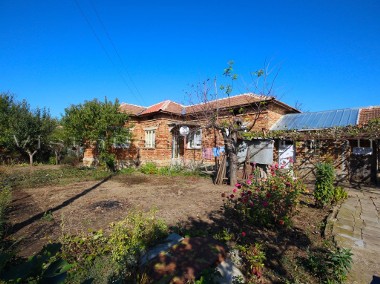 Solidny dom w spokojnej miejscowości, 20 minut od miasta Dobrich-1