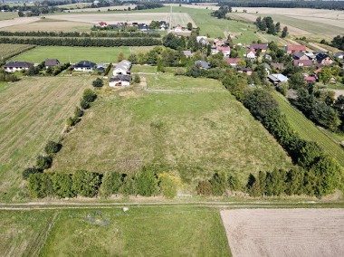 Duża działka w spokojnej okolicy z domem i stajnią-1