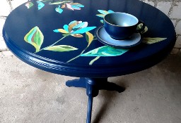 Stolik kawowy drewniany z ręcznie malowanym wzorem, granatowy