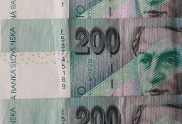 Trzy banknoty po 200 koron słoweńskich 
