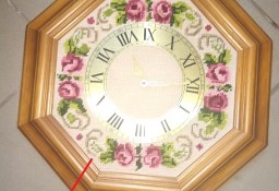 Zegar ścienny z haftowanym motywem kwiatowym