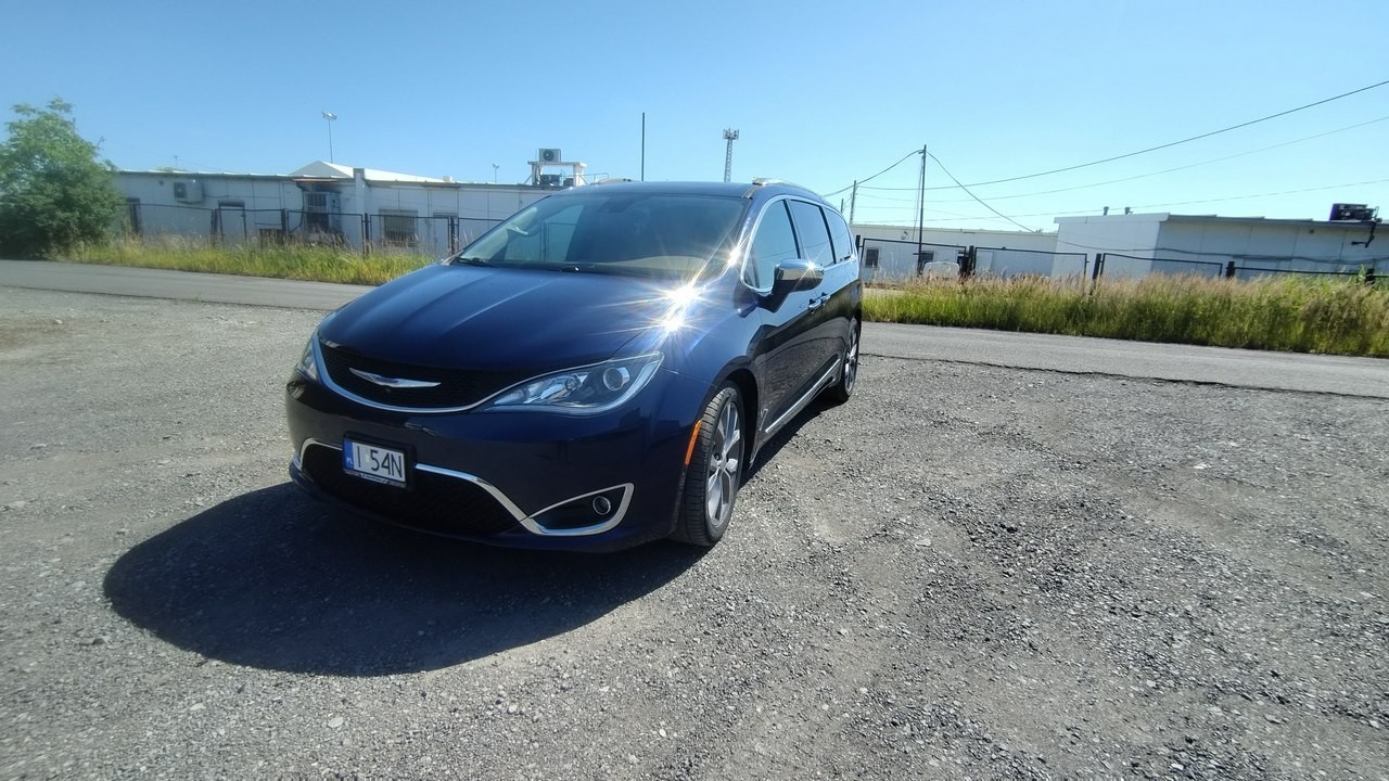 Chrysler Pacifica Limited, radar, brązowe skóry, ekrany, odkurzacz, panorama