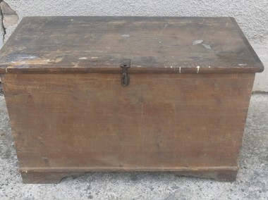 Drewniany kufer, zapewne stuletni albo i więcej. -1