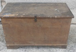 Drewniany kufer, zapewne stuletni albo i więcej. 