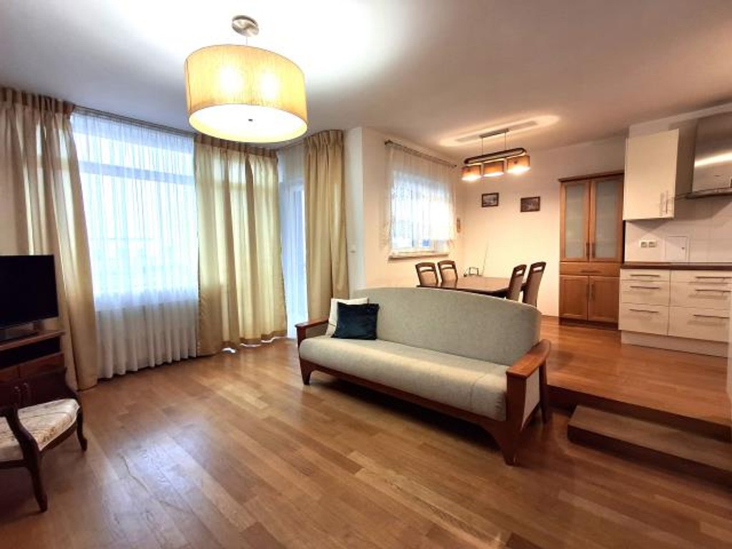 Nowe, przyjemne. balkon, komórka, bez garażu.