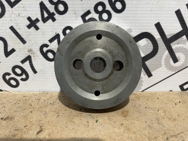 John Deere 6068 - wał koła pośredniego R534218 R504843-1