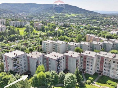 Zielone osiedle, balkon, widok na góry-1