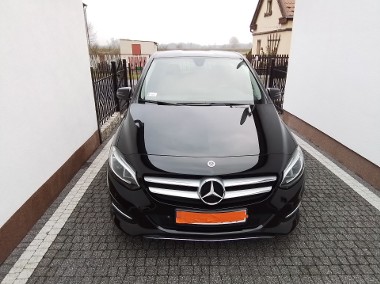 Posiadam do sprzedania bardzo ładnego Mercedesa-1