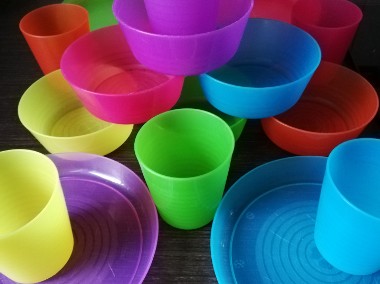 plastikowe naczynia kubki talerze miseczki-1
