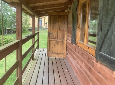 Drewniany domek niedaleko jeziora Choczewskiego-1