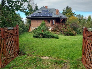 Romantyczny dom nad jeziorem Orzysz na Mazurach z pomostem i linią brzegową -1