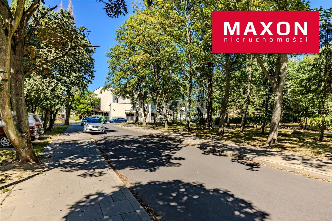 Dom z ogródkiem i 4 -ma miejscami parkingowymi.