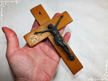 Stary Krzyż z ciemnego drewna do powieszenia nad drzwiami-1