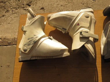 Białe buty narciarskie, plastikowa skorupa + wkładka, rozmiar 5.5-1