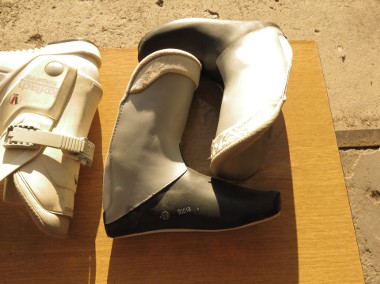 Białe buty narciarskie, plastikowa skorupa + wkładka, rozmiar 5.5-2