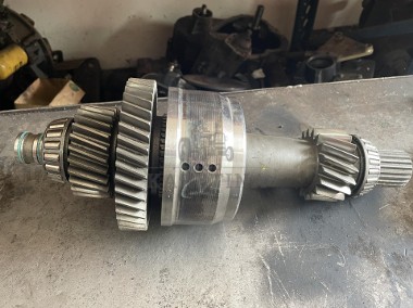 JCB 535 527 - wałek skrzyni biegów 459M5153-1