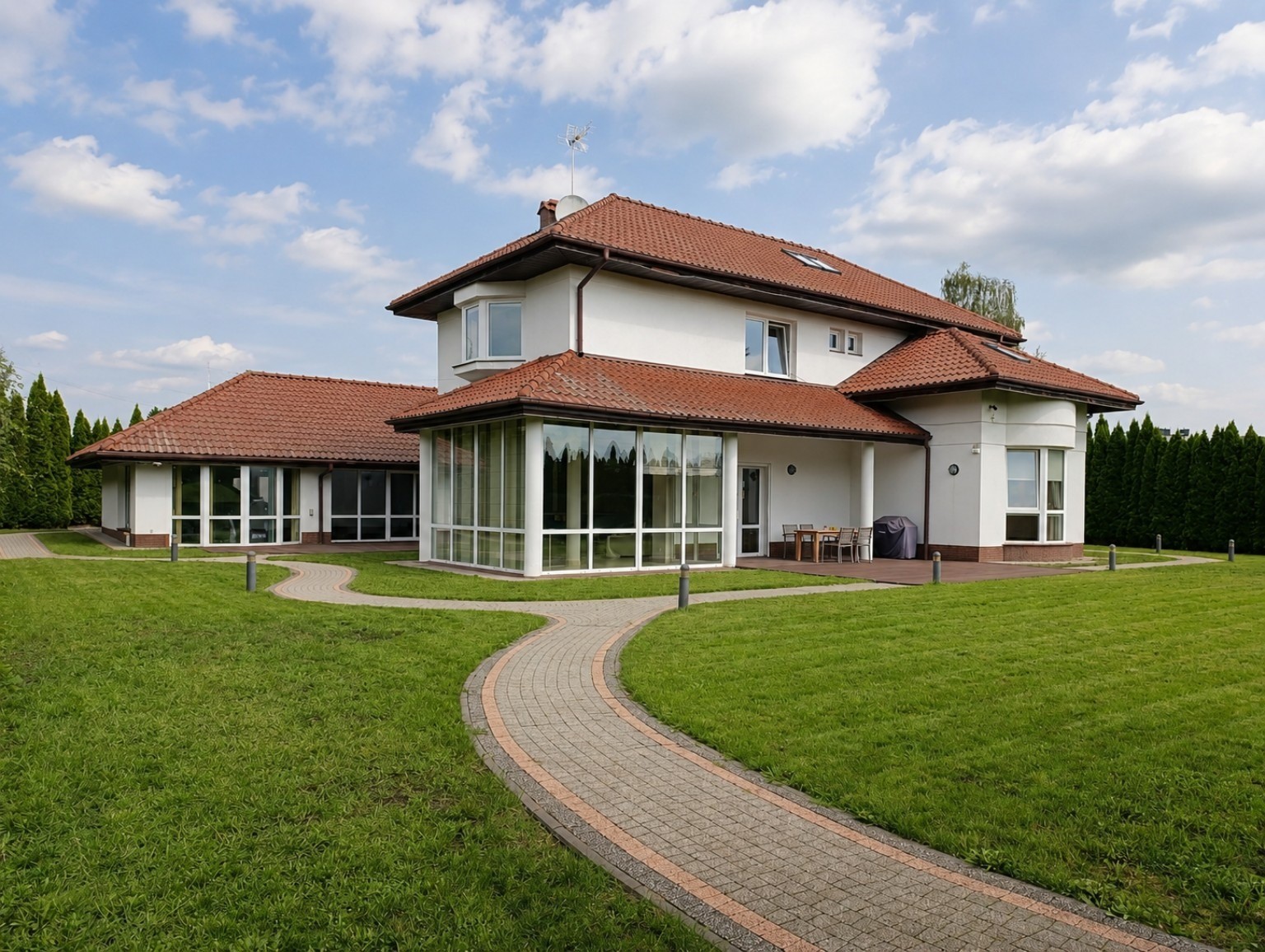 Dom z krytym basenem 393 m² na działce 1824 m² tuż przy Warszawie