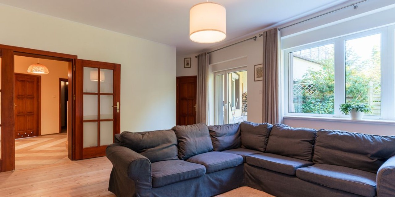 Dom 298 m² z ogrodem i niezależną pracownią. - More