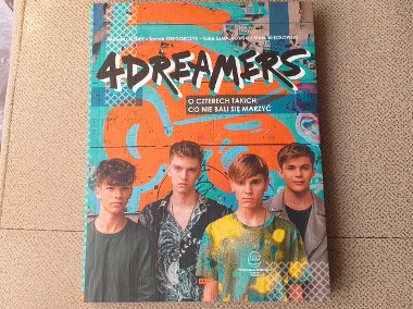 4 DREAMERS książka-1