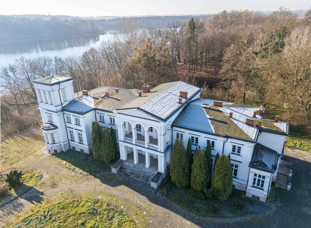 PAŁAC NAD JEZIOREM | 4 HA | GOTOWY DO ARANŻACJI