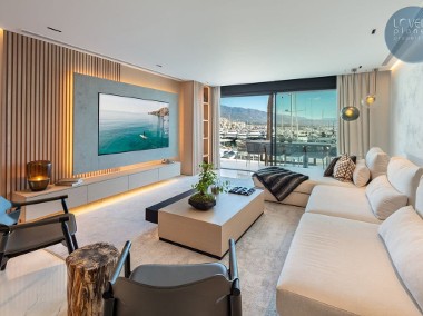 Luksusowy, dwupoziomowy penthouse w sercu Puerto Banus, Marbella, Costa del Sol-1