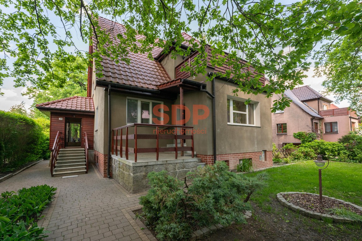 Klimatyczny dom w otoczeniu zieleni, Biskupin 240 m² / 803 m²