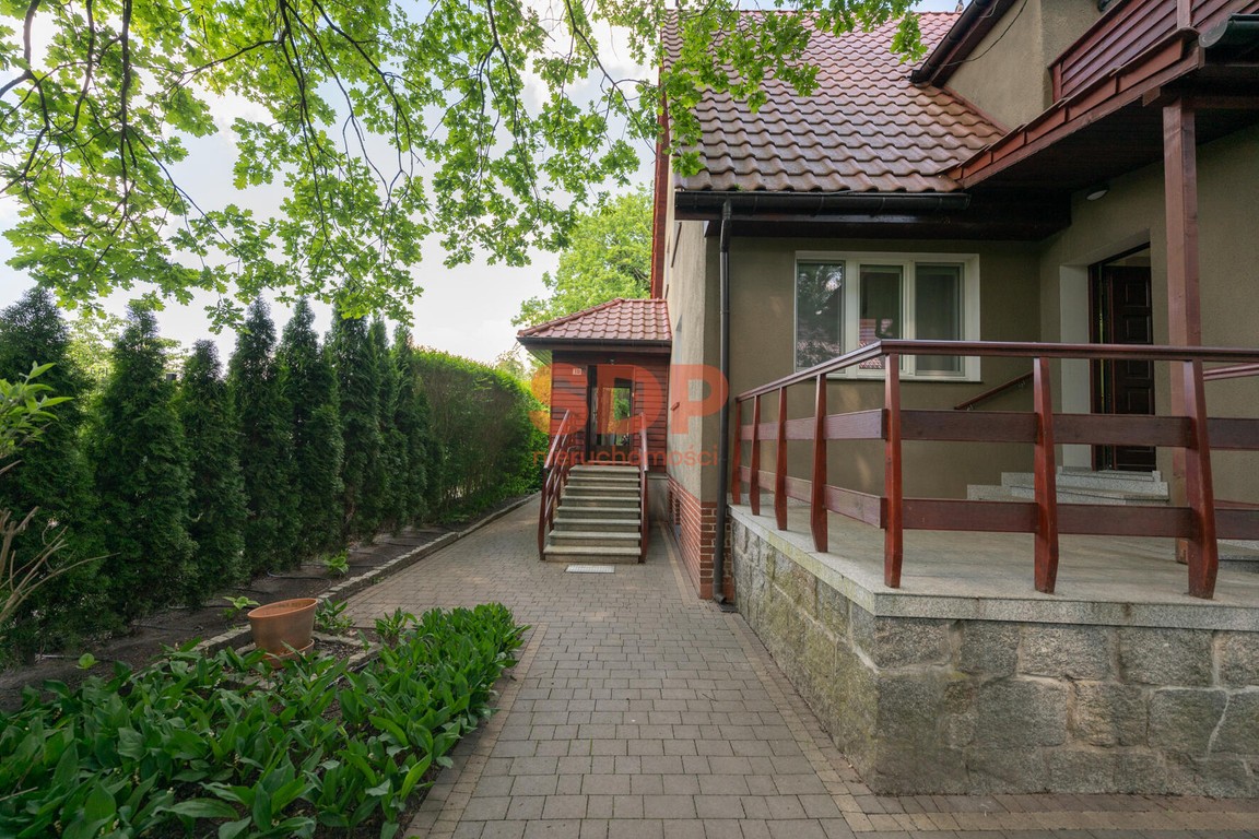 Klimatyczny dom w otoczeniu zieleni, Biskupin 240 m² / 803 m² - View 2