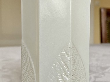 Biały szklany wazonik ze zdobieniem-1