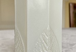 Biały szklany wazonik ze zdobieniem