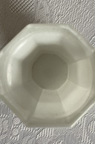 Biały szklany wazonik ze zdobieniem-2