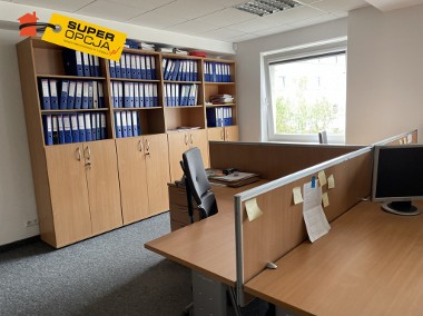 Średniej wielkości pomieszczenie biurowe-1