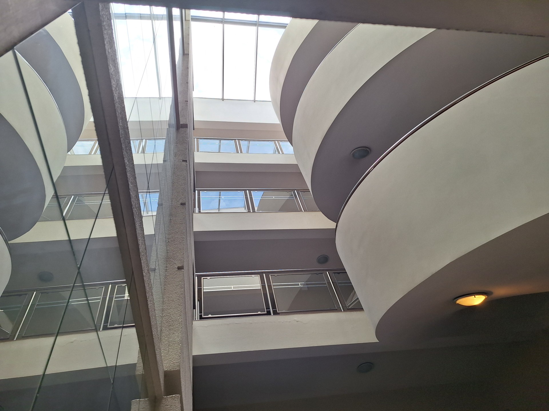 Kawalerka 33 m² | Centrum Poznania | Bezpośrednio | Pełne wyposażenie | Ochrona 24/7 - Więcej