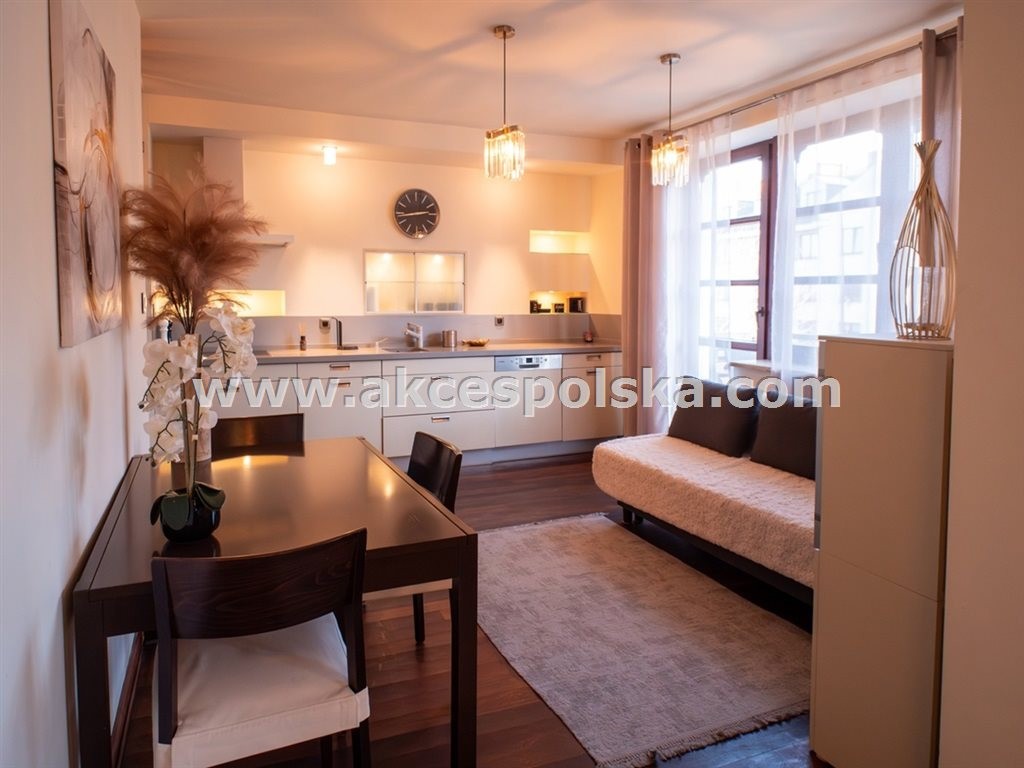 OGRODZONA KAMIENICA 2 BALKONY, Warszawa