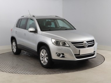 Volkswagen Tiguan , Xenon, Klima, Tempomat, Parktronic, Podgrzewane siedzienia,-1